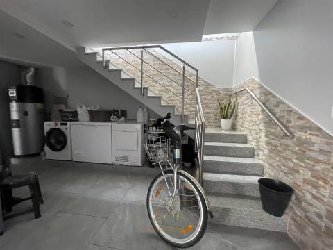 Moradia geminada T3, com garagem para dois carros e terraço