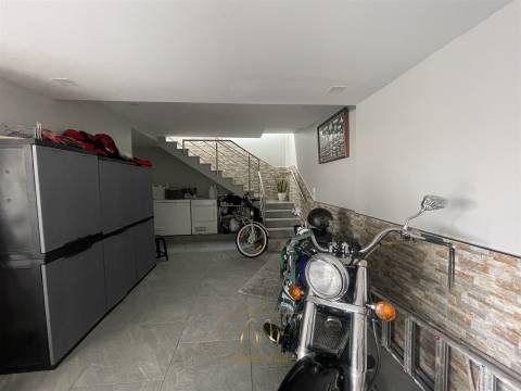 Moradia geminada T3, com garagem para dois carros e terraço