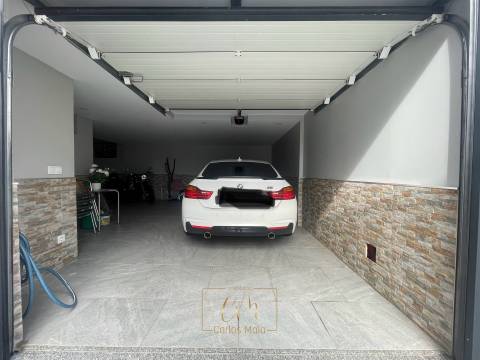 Moradia geminada T3, com garagem para dois carros e terraço