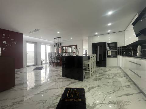 Moradia geminada T3, com garagem para dois carros e terraço