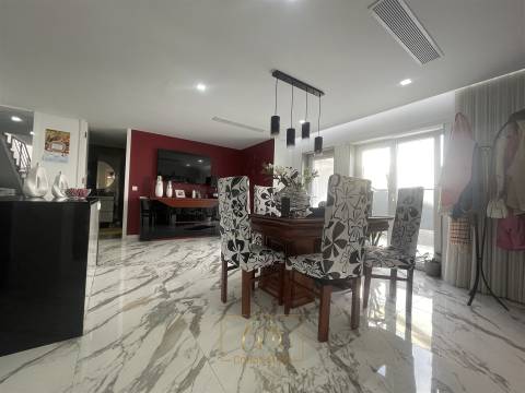 Moradia geminada T3, com garagem para dois carros e terraço