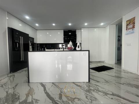 Moradia geminada T3, com garagem para dois carros e terraço