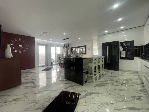 Moradia geminada T3, com garagem para dois carros e terraço