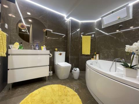 Moradia geminada T3, com garagem para dois carros e terraço