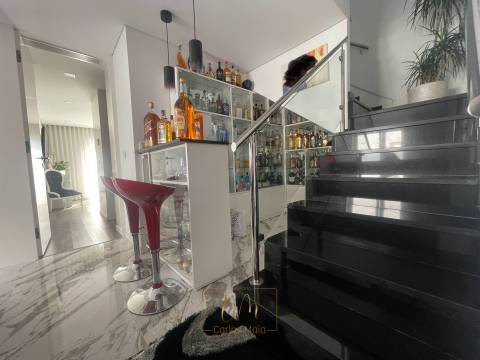 Moradia geminada T3, com garagem para dois carros e terraço