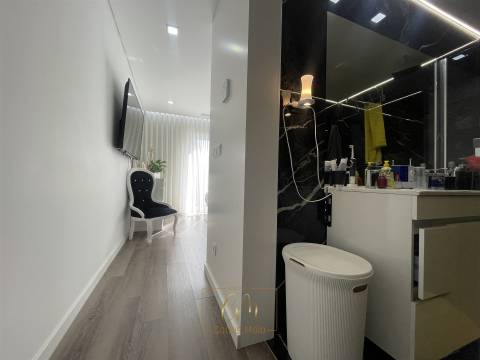 Moradia geminada T3, com garagem para dois carros e terraço