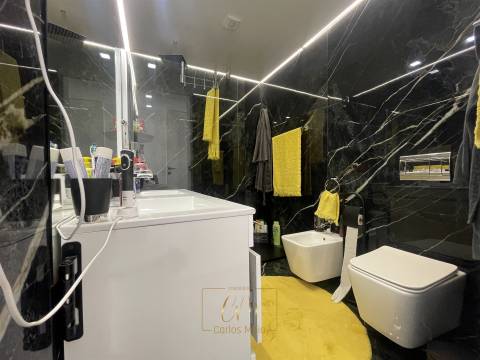 Moradia geminada T3, com garagem para dois carros e terraço