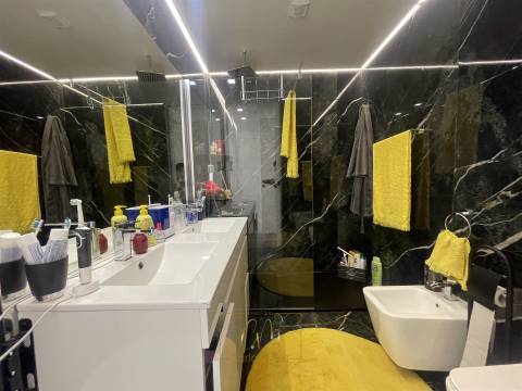 Moradia geminada T3, com garagem para dois carros e terraço