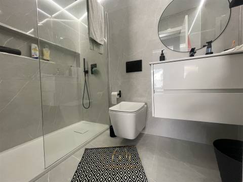 Moradia geminada T3, com garagem para dois carros e terraço