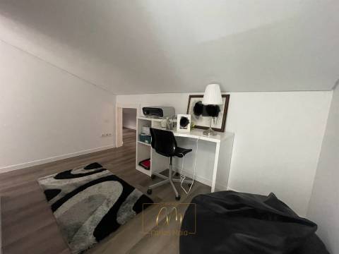 Moradia geminada T3, com garagem para dois carros e terraço