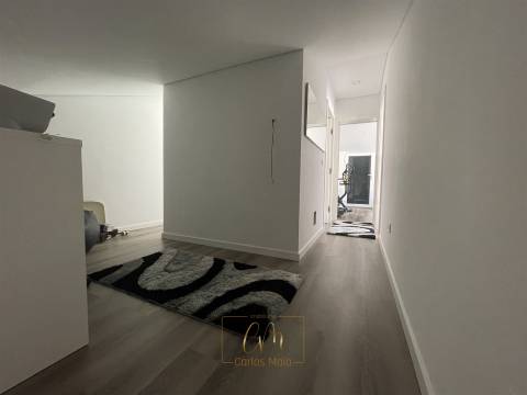 Moradia geminada T3, com garagem para dois carros e terraço