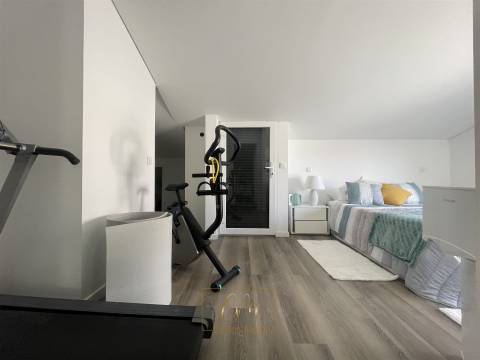 Moradia geminada T3, com garagem para dois carros e terraço