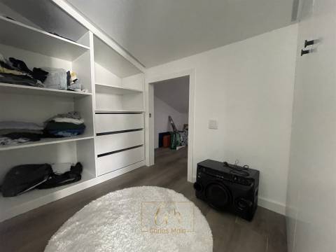 Moradia geminada T3, com garagem para dois carros e terraço