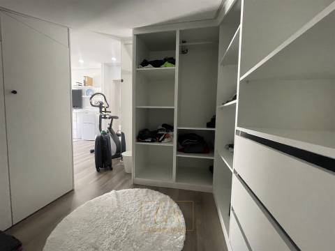 Moradia geminada T3, com garagem para dois carros e terraço