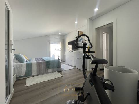 Moradia geminada T3, com garagem para dois carros e terraço