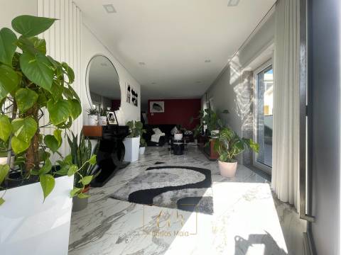 Moradia geminada T3, com garagem para dois carros e terraço