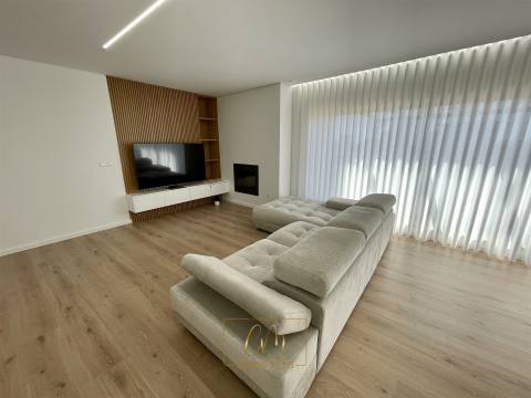 Apartamento T3 último piso com terraço, situado em Montgeron na Póvoa de Varzim