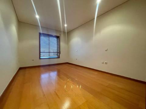 Apartamento T2 com garagem
