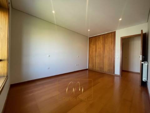 Apartamento T2 com garagem