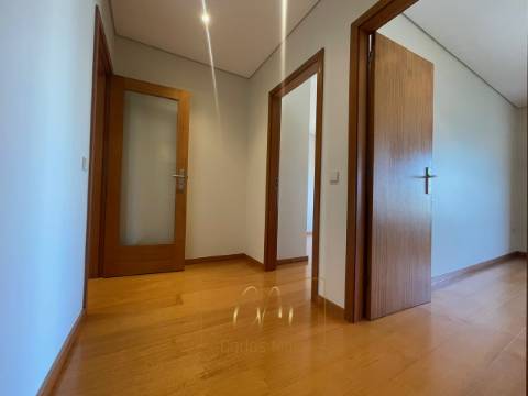 Apartamento T2 com garagem