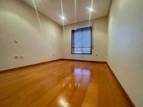 Apartamento T2 com garagem