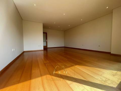 Apartamento T2 com garagem