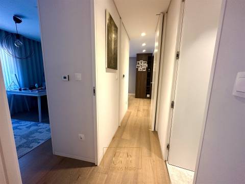 T3 transformado em T2 localizado ao lado da praia e av. dos banhos