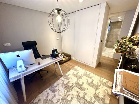 T3 transformado em T2 localizado ao lado da praia e av. dos banhos