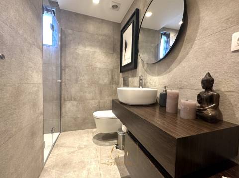 T3 transformado em T2 localizado ao lado da praia e av. dos banhos