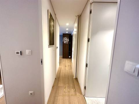 T3 transformado em T2 localizado ao lado da praia e av. dos banhos