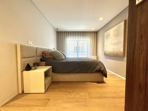 T3 transformado em T2 localizado ao lado da praia e av. dos banhos