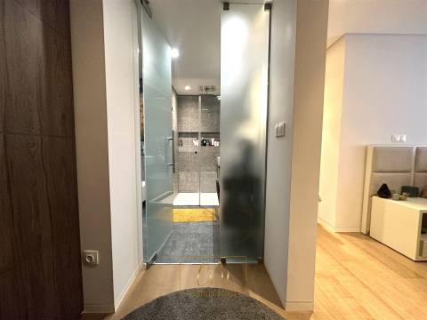 T3 transformado em T2 localizado ao lado da praia e av. dos banhos