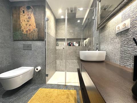 T3 transformado em T2 localizado ao lado da praia e av. dos banhos