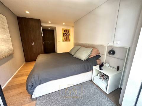 T3 transformado em T2 localizado ao lado da praia e av. dos banhos