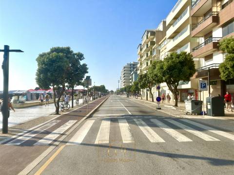 T3 transformado em T2 localizado ao lado da praia e av. dos banhos