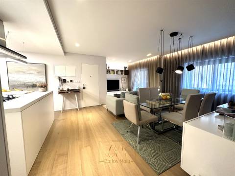 T3 transformado em T2 localizado ao lado da praia e av. dos banhos