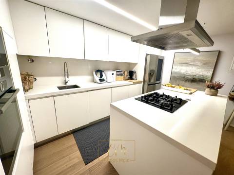 T3 transformado em T2 localizado ao lado da praia e av. dos banhos