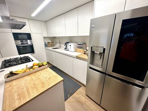 T3 transformado em T2 localizado ao lado da praia e av. dos banhos