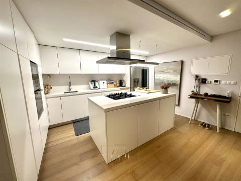 T3 transformado em T2 localizado ao lado da praia e av. dos banhos