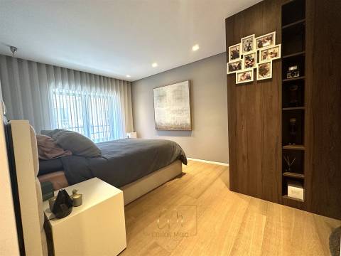 T3 transformado em T2 localizado ao lado da praia e av. dos banhos