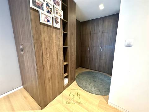 T3 transformado em T2 localizado ao lado da praia e av. dos banhos