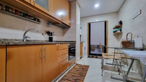 Apartamento T2 com terraço e duas garagens fechadas