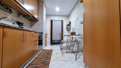 Apartamento T2 com terraço e duas garagens fechadas