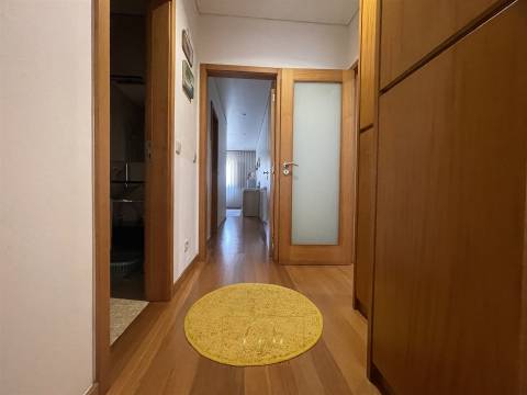 Apartamento T2 com terraço e duas garagens fechadas