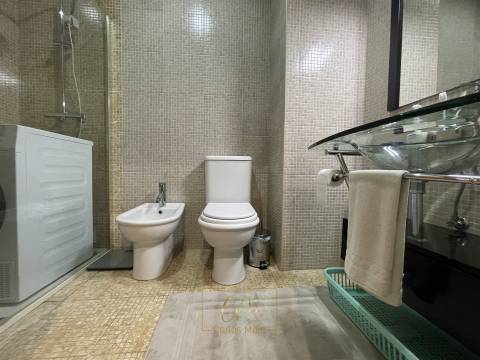 Apartamento T2 com terraço e duas garagens fechadas