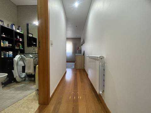 Apartamento T2 com terraço e duas garagens fechadas