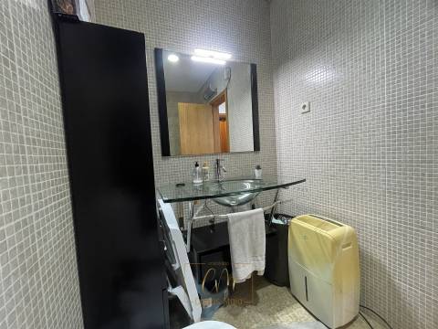 Apartamento T2 com terraço e duas garagens fechadas