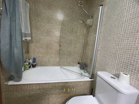 Apartamento T2 com terraço e duas garagens fechadas