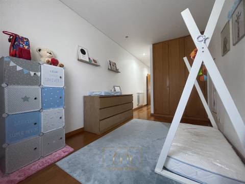 Apartamento T2 com terraço e duas garagens fechadas