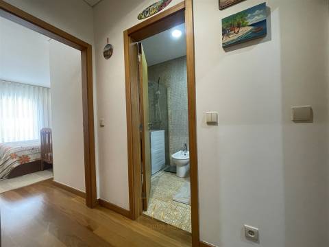 Apartamento T2 com terraço e duas garagens fechadas